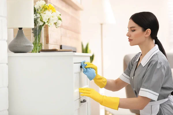 Jong Kamermeisje Veegt Stof Van Meubels Hotelkamer — Stockfoto