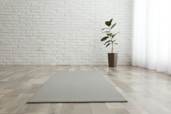 Tapis Yoga Gris Déroulé Sur Sol Dans Chambre — Photo
