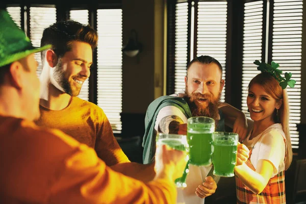 Grupo Amigos Brindar Com Cerveja Verde Pub Celebração Dia São — Fotografia de Stock