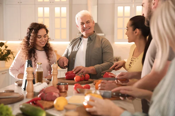 Pessoas Felizes Cozinhar Comida Juntos Cozinha — Fotografia de Stock