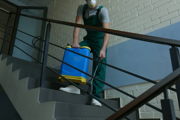 Trabalhador Controle Pragas Pulverizando Pesticida Escadas Dentro Casa Close — Fotografia de Stock