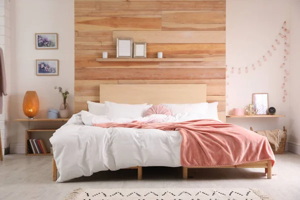 Büyük Rahat Bir Yatağı Olan Şık Bir Oda — Stok fotoğraf