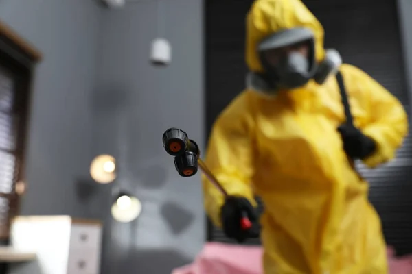 屋内保護スーツの害虫駆除の労働者 殺虫剤噴霧器に焦点を当てる — ストック写真