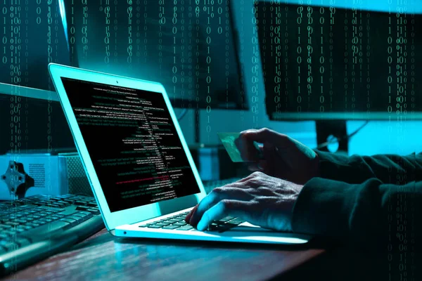 Cibercriminoso Com Sistema Hacking Cartão Crédito Mesa Código Binário Digital — Fotografia de Stock
