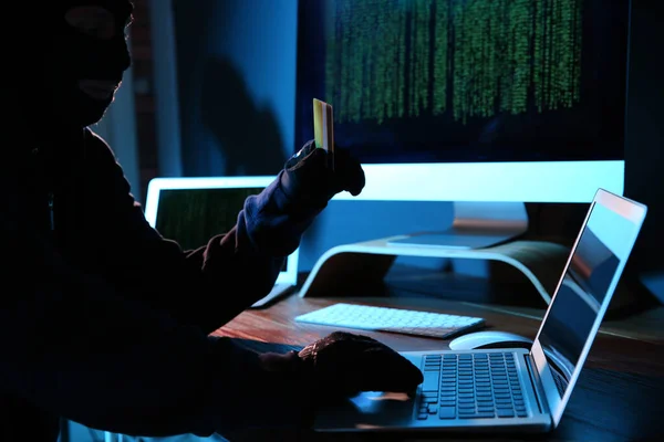 Хакер Кредитною Карткою Ноутбуком Темній Кімнаті Кіберзлочинність — стокове фото