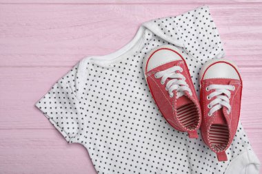 Pembe ahşap arka planda çocuk arabası ve poposu, üst manzara.