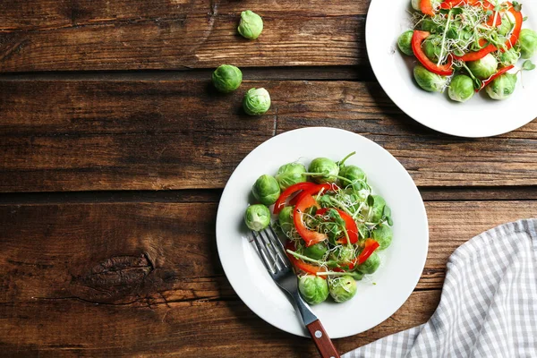 Lekkere Salade Met Spruitjes Geserveerd Houten Tafel Plat Gelegd Ruimte — Stockfoto