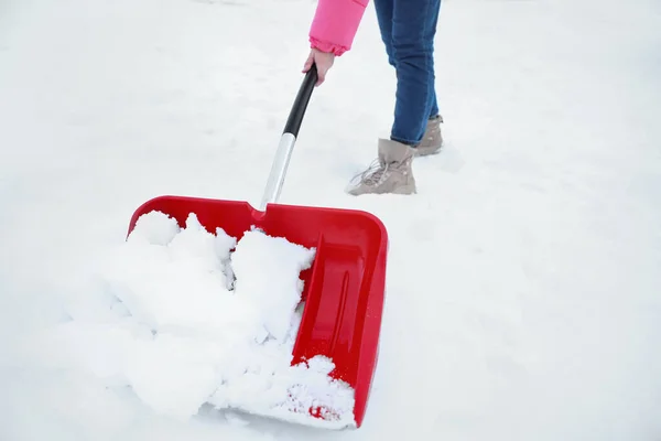 冬の日に屋外のシャベルで雪を掃除する女性 クローズアップ — ストック写真