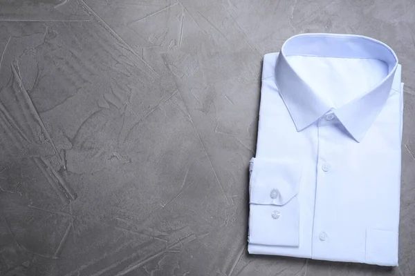 Elegante Camisa Blanca Sobre Fondo Piedra Gris Vista Superior Con — Foto de Stock