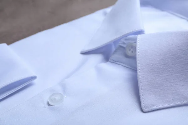 Elegante Camisa Blanca Sobre Mesa Gris Primer Plano Servicio Limpieza — Foto de Stock