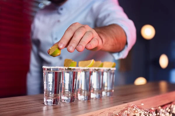 Bartender Sätta Lime Skott Glas Mexikansk Tequila Vid Bardisken Närbild — Stockfoto