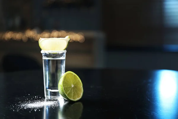 Tequila Mexicana Com Fatias Sal Limão Mesa Preta Bar Espaço — Fotografia de Stock