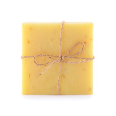 Beyaz üzerine izole edilmiş organik el yapımı sabun çubuğu.