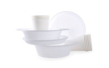 Tek kullanımlık plastik bulaşık takımı beyaz üzerine izole edildi