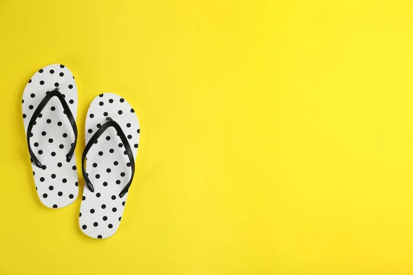 Stilvolle Flip Flops Auf Gelbem Hintergrund Flache Lage Raum Für — Stockfoto