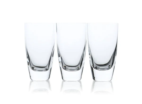 新的干净的空玻璃杯 白色隔热 — 图库照片