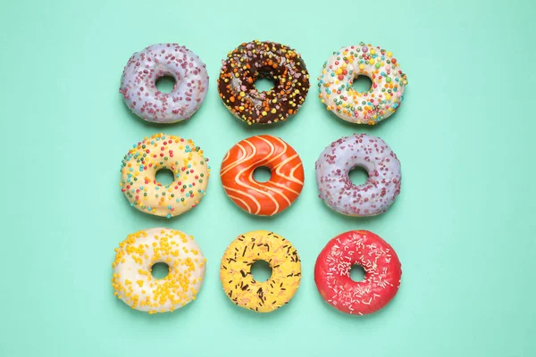 Deliciosos Donuts Envidraçados Fundo Turquesa Flat Lay — Fotografia de Stock
