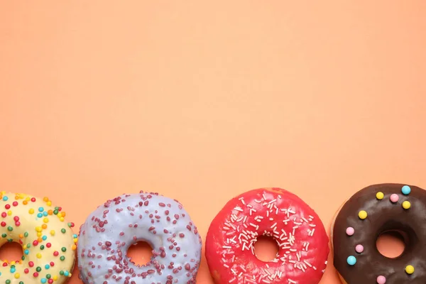 Deliciosos Donuts Envidraçados Fundo Laranja Flat Lay Espaço Para Texto — Fotografia de Stock