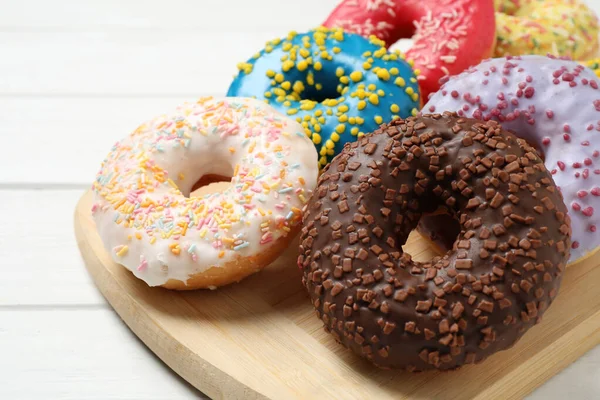 Leckere Donuts Mit Streusel Auf Weißem Holztisch Nahaufnahme — Stockfoto
