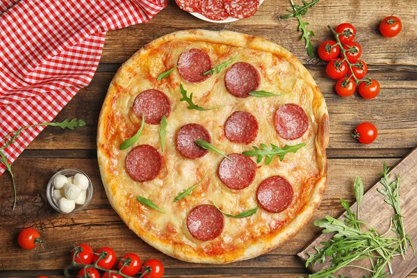 Composição Leigos Plana Com Pizza Pepperoni Saborosa Mesa Madeira — Fotografia de Stock