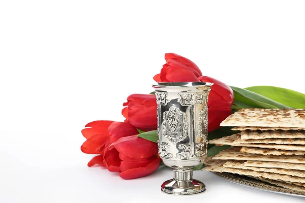 Pascha Matten Zilveren Beker Bloemen Witte Achtergrond Pesach Viering — Stockfoto