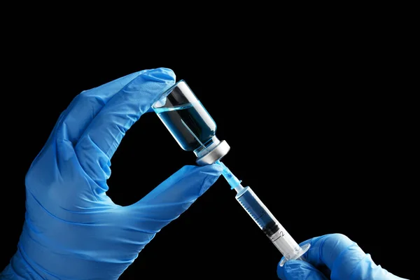 Врач Заполняет Шприц Лекарствами Черном Фоне Крупным Планом Вакцинация Иммунизация — стоковое фото