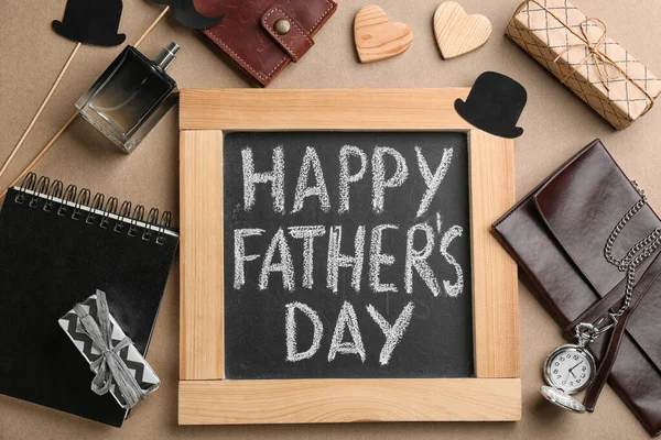 Krijtbord Met Zin Happy Father Day Mannelijke Accessoires Beige Achtergrond — Stockfoto