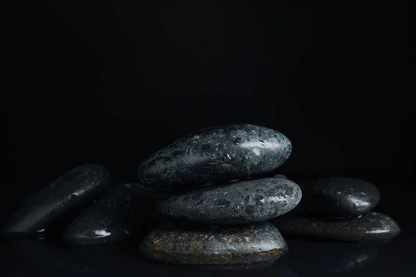 Piedras Agua Sobre Fondo Negro Estilo Vida Zen —  Fotos de Stock