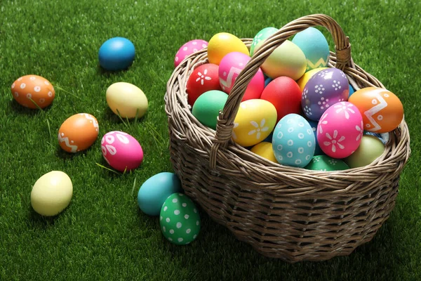 五彩缤纷的复活节彩蛋在绿草篮里 — 图库照片