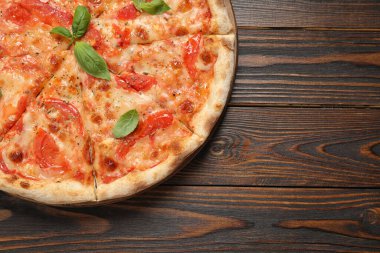 Lezzetli pizza Margherita, ahşap masa, üst manzara. Metin için boşluk