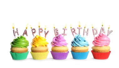 Beyaz zemin üzerine mumlar ile doğum günü cupcakes