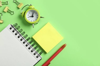 Yeşil arka planda modern ofis aksesuarları, düz yatış