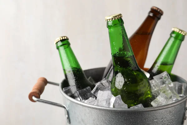 Metalleimer Mit Bierflaschen Und Eiswürfeln Auf Grauem Hintergrund — Stockfoto