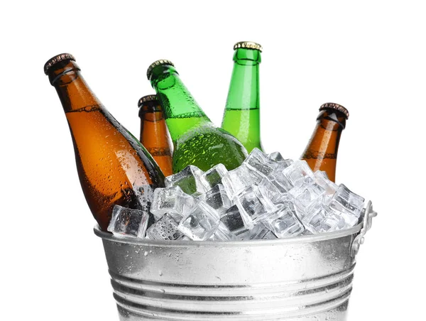 Metalowe Wiadro Butelkami Piwa Kostek Lodu Izolowane Biało — Zdjęcie stockowe