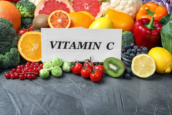 Verschiedene Produkte Und Karten Mit Der Aufschrift Vitamin Auf Grauem — Stockfoto