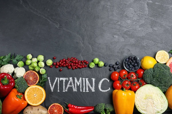 Phrase Vitamin Und Verschiedene Produkte Auf Schwarzem Tisch Flach Gelegt — Stockfoto