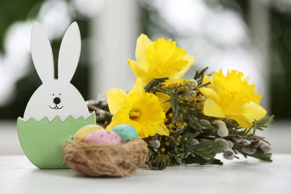 Festlig Sammansättning Med Påskägg Bordet Mot Suddigt Fönster — Stockfoto