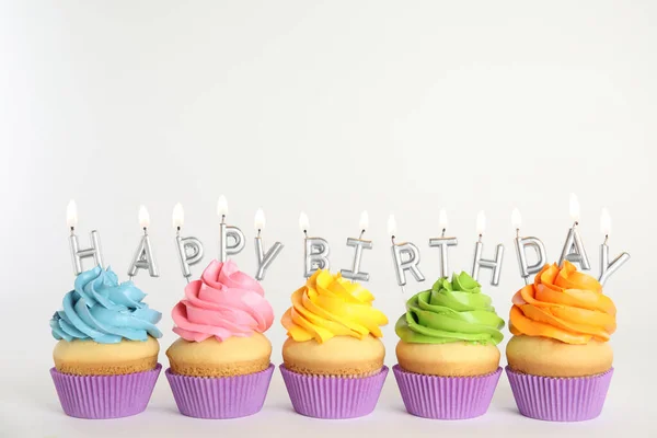 Verjaardags Cupcakes Met Brandende Kaarsen Witte Achtergrond — Stockfoto