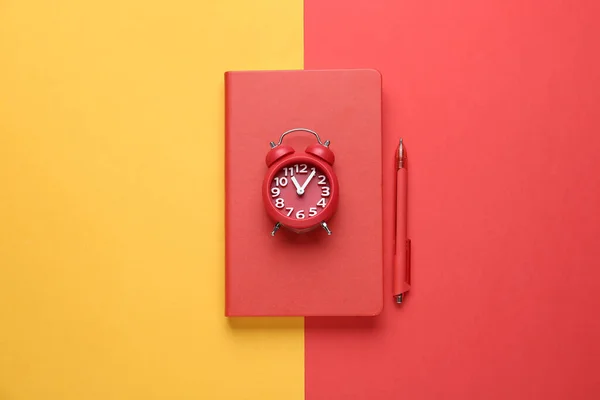 Cuaderno Rojo Reloj Despertador Pluma Fondo Color Vista Superior — Foto de Stock