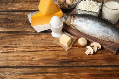 Tahta masada D vitamini bakımından zengin taze ürünler. Metin için boşluk