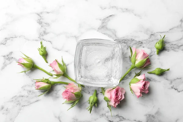 Composición Plana Con Gel Cosmético Hermosas Flores Sobre Mesa Mármol — Foto de Stock