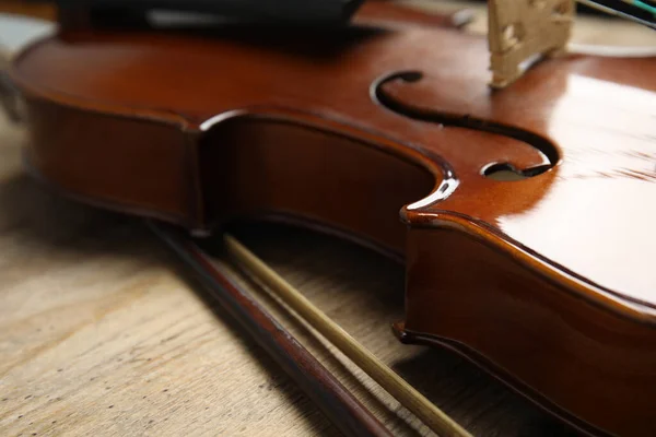 Bellissimo Violino Fiocco Sul Tavolo Legno Primo Piano — Foto Stock