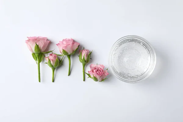 Composição Com Gel Cosmético Belas Flores Fundo Branco Vista Superior — Fotografia de Stock