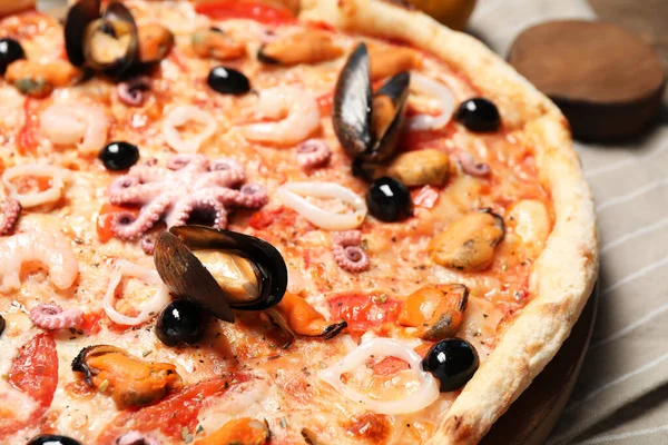 Вкусная Свежая Пицца Морепродуктами Столе Крупный План — стоковое фото