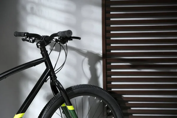 Современный Черный Велосипед Рядом Серой Стеной Помещении Крупный План — стоковое фото