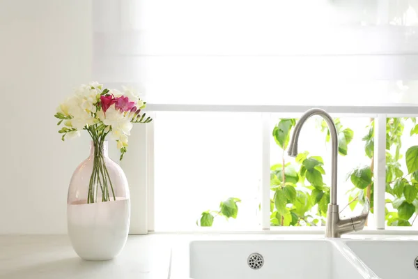 Beautiful Bouquet Freesia Flowers Countertop Kitchen — Stock Photo, Image