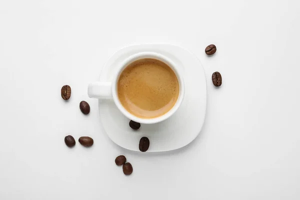 Rozrzucone Ziarna Kawy Filiżanka Gorącego Espresso Izolowane Biało Widok Góry — Zdjęcie stockowe