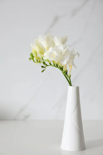 Beautiful Bouquet Spring Freesia Flowers White Table — Stock Photo, Image