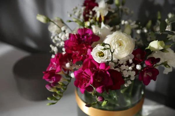 Mooi Boeket Met Lente Freesia Bloemen Witte Tafel Close — Stockfoto