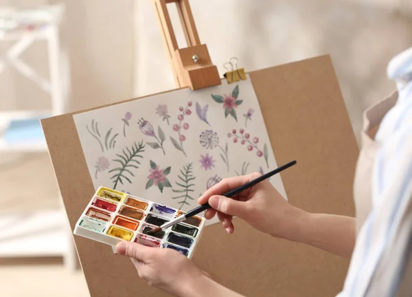 Žena Malování Květiny Akvarely Dílně Detailní Záběr — Stock fotografie